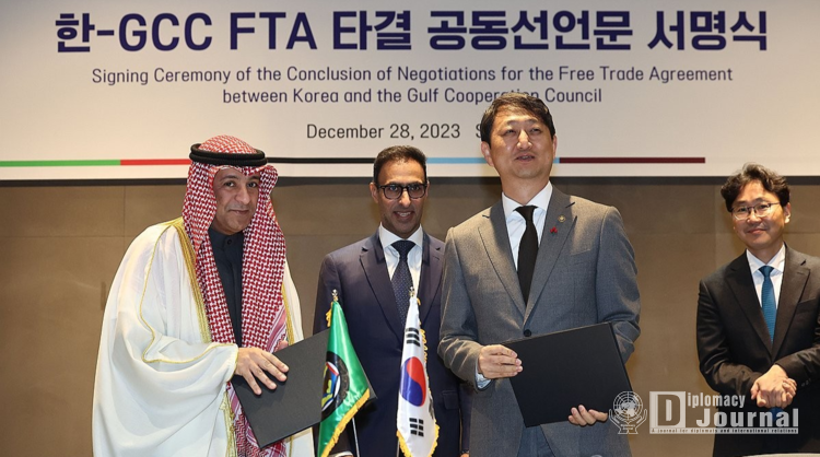 Minister for Trade Dukgeun Ahn (right) and Gulf Cooperation Council (GCC) Secretary General Jassim Mohammed Al-Budaiwi take a commemorative photo after signing the joint statement for the Korea-GCC Free Trade Agreement (FTA) on December 28 in Seoul.