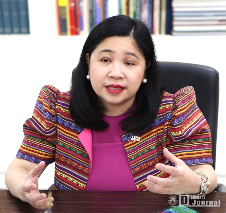Amb. Theresa Dizon-De Vega of the Philippines in Seoul