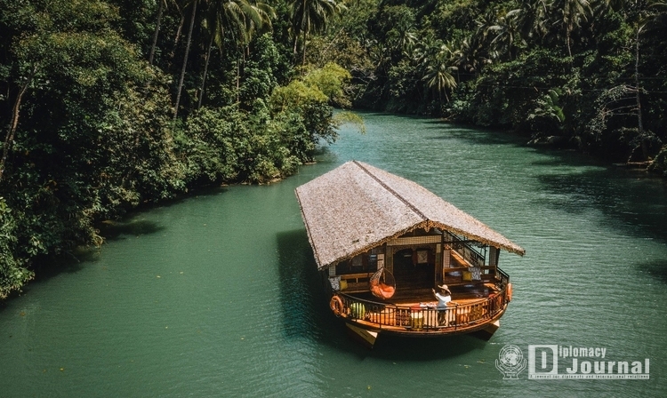 Loboc River Cruise, Bohol/ Courtesy of the Philippine Department of Tourism – Korea Office