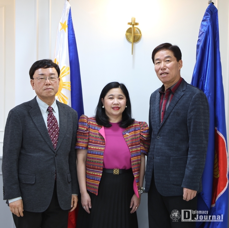 Amb. Theresa Dizon-De Vega (center) of the Philippines in Seoul poses with Chairman Lee Jon-young (right) and Managing Editor Lee Kap-soo of UN Journal after holding an interview at the Embassy.