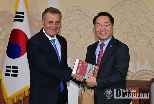 Incheon Mayor Yoo Jeong-bok (right) exchanges souvenirs with Romanian Ambassador to Korea Cezar Manole Armeanu at the reception room of Incheon City Hall on Jan. 16, 2024. / Courtesy of Incheon City