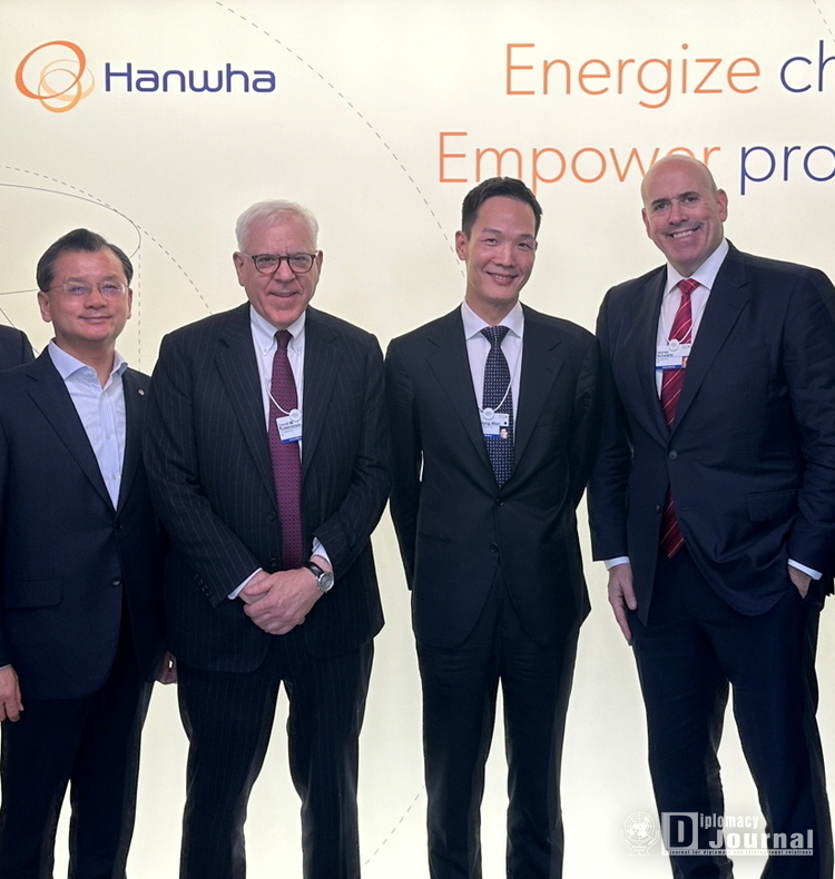 Hanwha Life President Kim Dong-won (3rd from the left), Hanwha Life Vice Chairman Yeo Seung-joo (far left), Chairman David Rubenstein (2nd from the left), and CEO Harvey Schwartz (far right) of Carlyle pose for a photo in Davos, Switzerland, on Jan. 16.