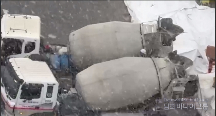 Despite heavy snow, GS E&C is carrying out concrete pouring work at the Xi Dignity site in Yangpyeong-dong, Seoul on Jan. 17. / Courtesy of the Seoul Gyeonggi North Construction Branch of the KCWU.