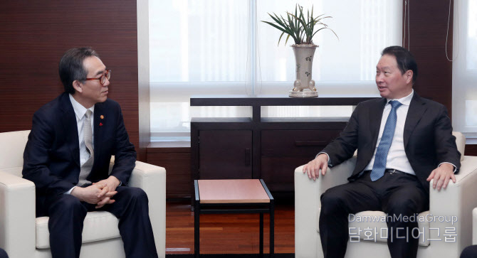 Foreign Minister Cho Tae-yul (left) meets with Chey Tae-won, chairman of the Korea Chamber of Commerce and Industry, on Jan. 24 to discuss recent economic issues. / Courtesy of the Korea Chamber of Commerce and Industry