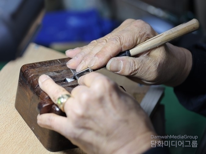 Seal artist Chung Hee-sung makes a seal.