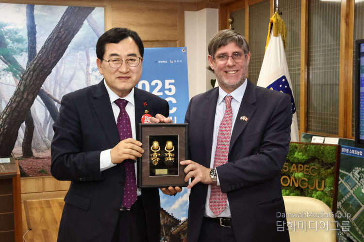 Gyeongju Mayor Joo Nak-young (left) presents a model of a golden earring (national treasure) excavated from Bumun-dong Bubuchong to Peruvian Ambassador to Korea Paul Duclos at the Gyeongju City Hall in North Gyeongsangbuk-do, on Jan. 24./ Courtesy of Gyeongju City
