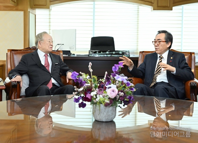 Foreign Minister Cho Tae-yul (right) meets with KEF Chairman Sohn Kyung-shik on Jan. 30, as part of his ongoing visits to economic organizations that care about the people's lives. / Courtesy of the Ministry of Foreign Affairs