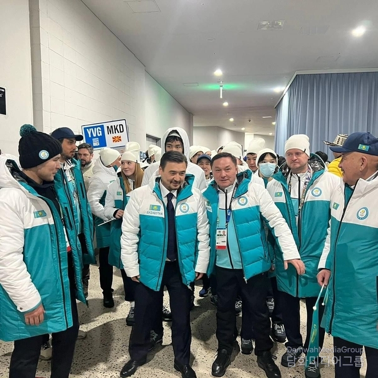 Minister of Tourism and Sports of the Republic of Kazakhstan Ermek Marzhikpayev (right) and Ambassador of Kazakhstan Nurgali Arystanov in Korea pose with Kazakh athletes who participated in the IV Winter Youth Olympic Games in Gangwon on Jan. 20.