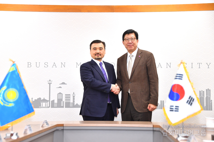 Ambassador of Kazakhstan to South Korea Nurgali Arystanov (left) shakes hands with Mayor of Busan, Park Heong-joon in Busan on Feb. 16, 2024.