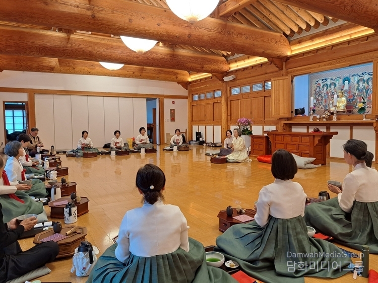 High-ranking people, including foreign ambassadors' wives, are falling in love with Korean matcha tea ceremony thanks to Myungwon Cultural Foundation's tea ceremony education program at Jingwan Temple.