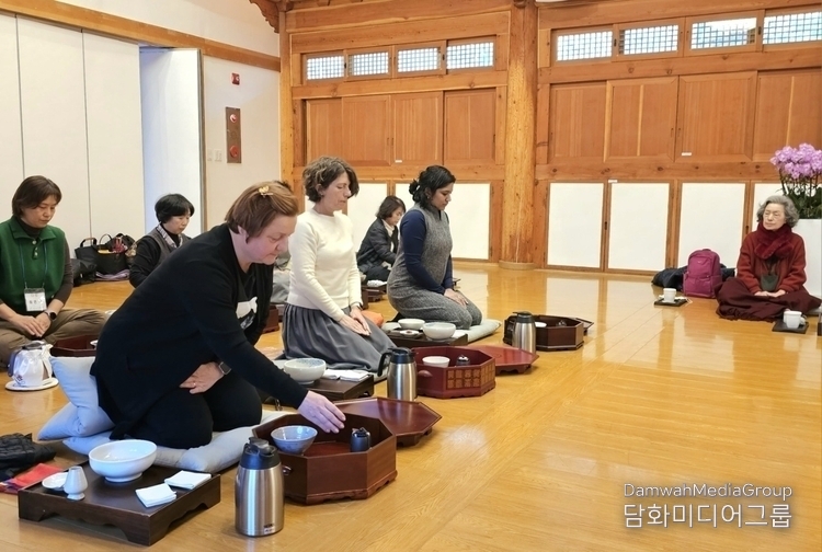 A scene of Myungwon Cultural Foundation's matcha tea education at Jingwansa Temple.