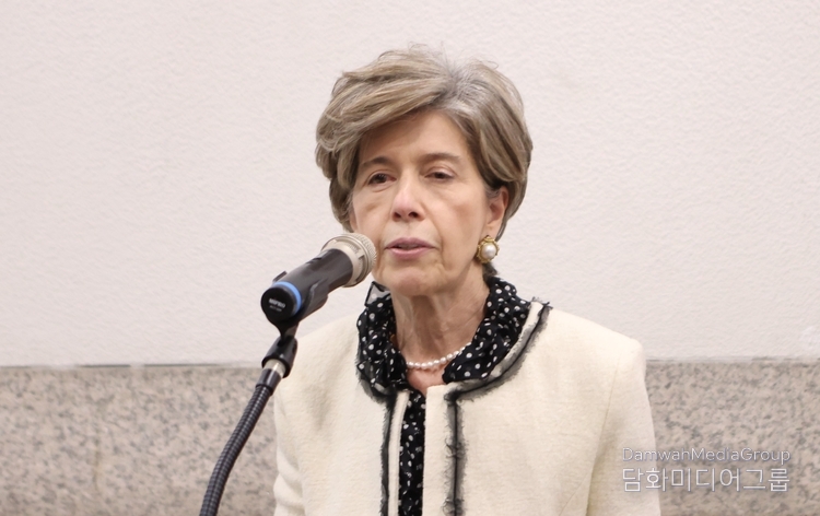 Ambassador of Greece to Korea Ekaterini Loupas speaks at a photo exhibition at the War Memorial in Yongsan-gu, Seoul, on Feb. 22.