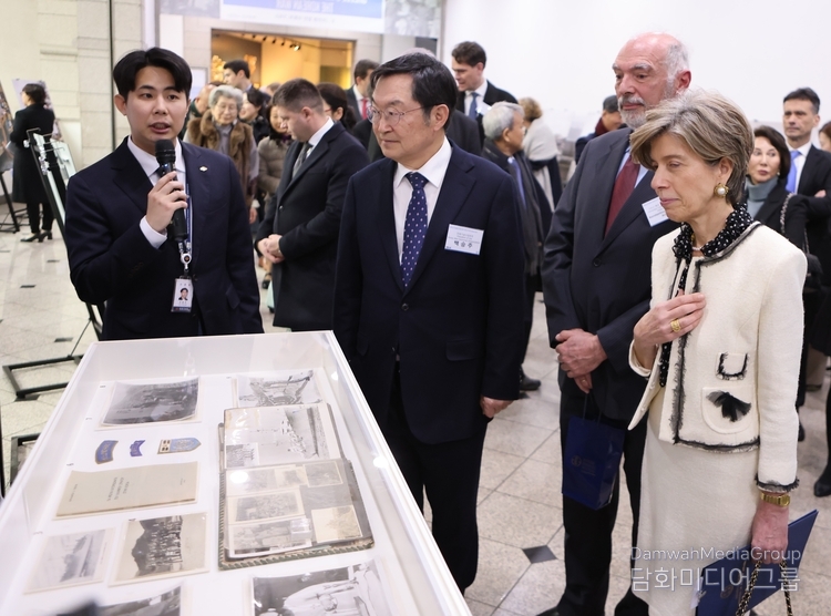 Baek Seung-ju (center), chairman of the Korean War Memorial Organization, and Ambassador of Greece to Korea Ekaterini Loupas (right) view the photo exhibition "70 Years of Friendship: Greece in the 6.25 War" at the War Memorial Hall in Yongsan-gu, Seoul, on Feb. 22.
