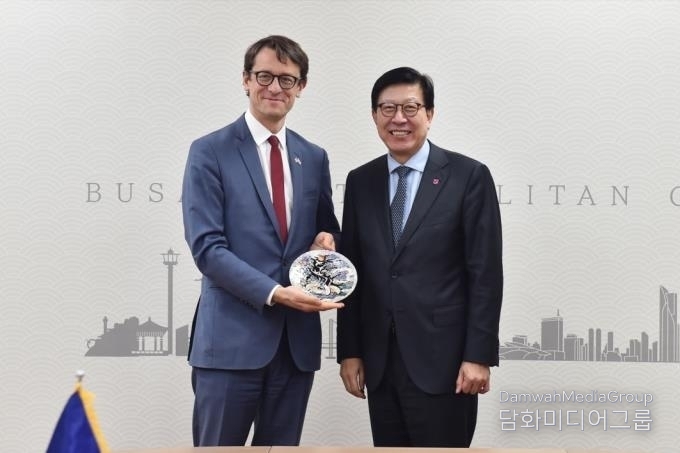 Busan Mayor Park Hyung-jun (right) takes a commemorative photo with French Amb. to Korea Philippe Bertoux in Busan on Feb. 22./ Courtesy of Busan City