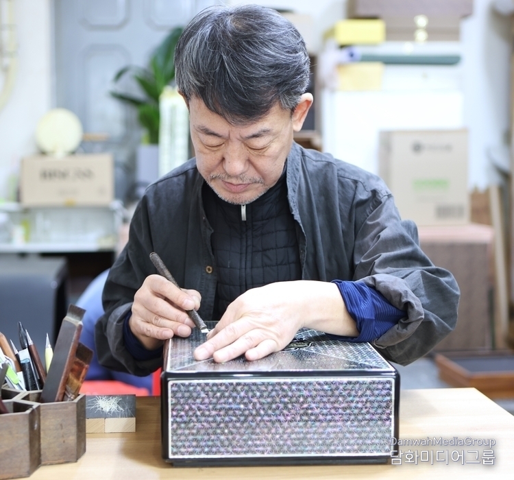 National Intangible Cultural Property Najeon master Choi Sang-hoon, (Photo by Damwha Media Group)
