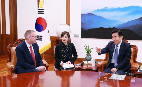 National Assembly Speaker Kim Jin-pyo (right) talks with British Ambassador to Korea Colin James Crooks (left) at the speaker's office in Seoul on March 5. / Courtesy of the Speaker’s Office