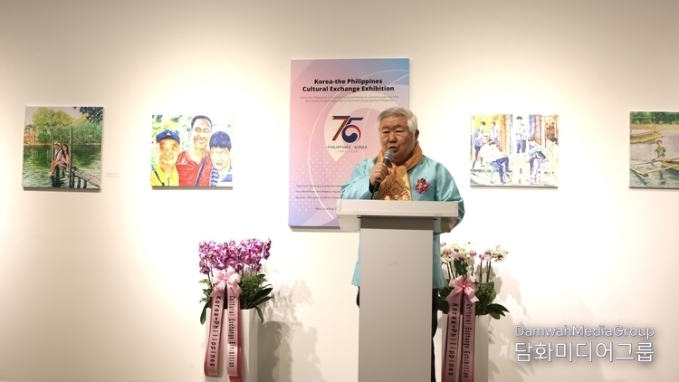 Lee Chil-yong, chairman of the Imperial Family Crafts Association, gives encouraging remarks at the prize –awarding ceremony.