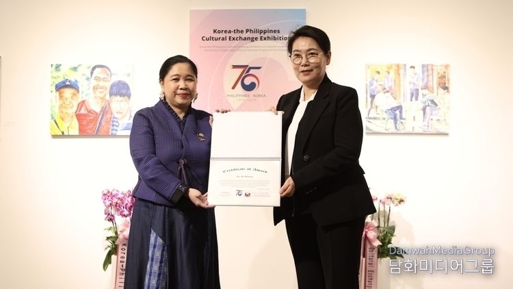 Amb. Maria Theresa B. Dizon-De Vega (left) presents a certificate of award to Prof. Lee Mi-hyoung of the Department of Cultural Content of Myongji University.