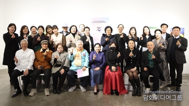 Amb. Maria Theresa B. Dizon-De Vega (fifth from the left) takes a commemorative photo with Korean artists, senior officials of the Embassy of the Philippines, and Diplomacy Journal staff members.