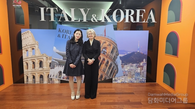 Ambassador for a day Lee Yewon (left) and Italian Amb. Emilia Gatto take a photo at the photo exhibition commemorating the 140th anniversary of the bilateral diplomatic relations between Korea and Italy../ Courtesy of the Italian embassy