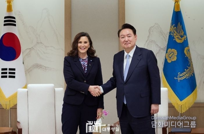 President Yoon Suk-yeol (right) shakes hands with Michigan Governor Gretchen Whitmer, who is visiting Korea, on March 7. / Courtesy of the Office of the President