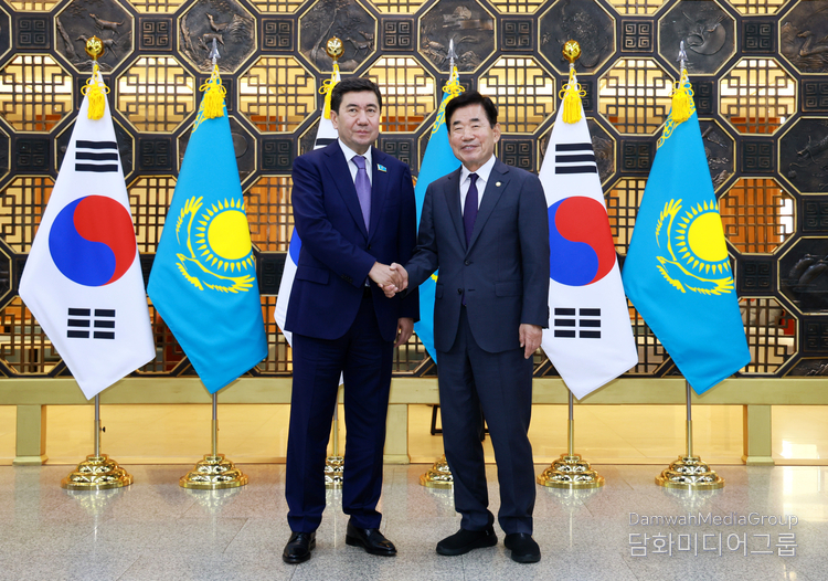Speaker Yerlan Koshanov (left) of Kazahstan shakes hands with National Assembly Speaker Kim Jin-pyo.