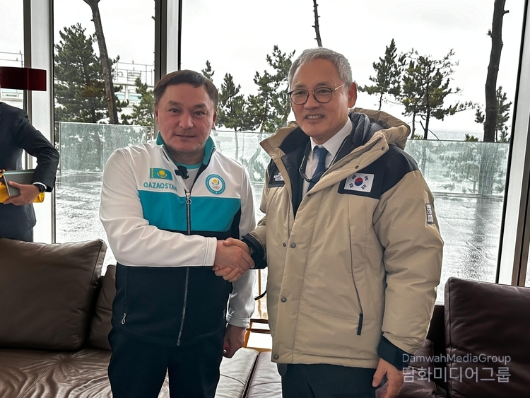 Minister Ermek Marzhikpayev (left) and Minister of Culture, Sports and Tourism Yu In-Chon