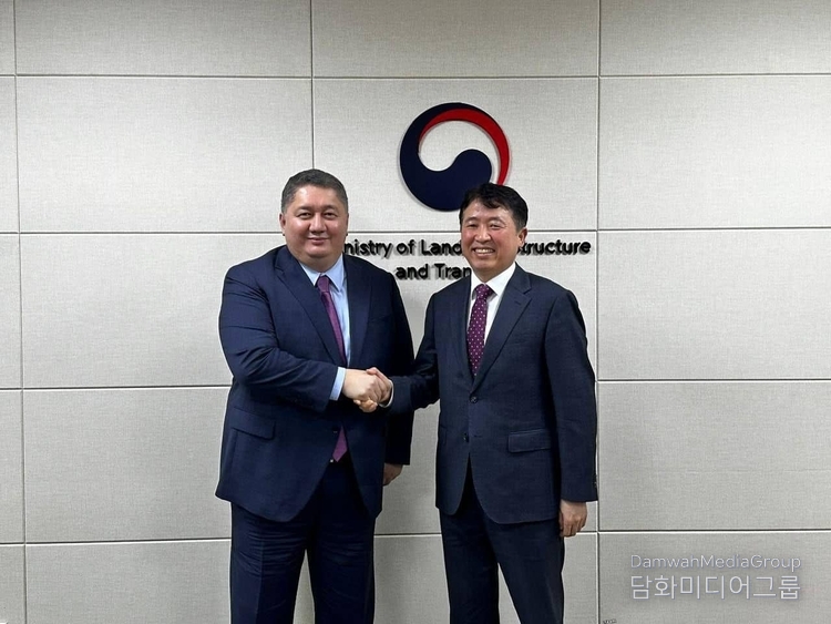 Vice Minister of Transport of Kazakhstan Talgat Lastayev (left) and Deputy Minister of Land, Infrastructure, and Transport Lee Yoon-sang