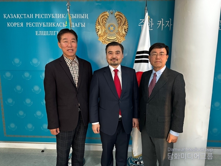 Amb. Nurgali A. Arystanov of Kazakhstan to Korea (center) poses with Chairman Lee Jon-young (left) and Managing Editor Lee Kap-soo of Diplomacy Journal after having an exclusive interview at the Embassy of Kazakhstan in Seoul.