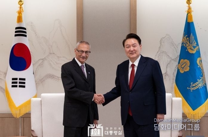 President Yoon Suk-yeol (right) shakes hands with John Podesta, Senior Advisor for International Climate Policy to the President of the United States, at the presidential office on March 12. / Courtesy of the President’s office