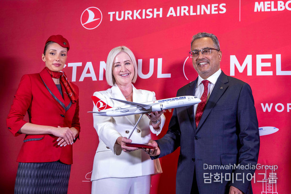 Turkish Airlines successfully concludes its inaugural flight to Melbourne, Australia. Turkish Airlines Chairman Ahmet Bolat (center) poses for the camera.