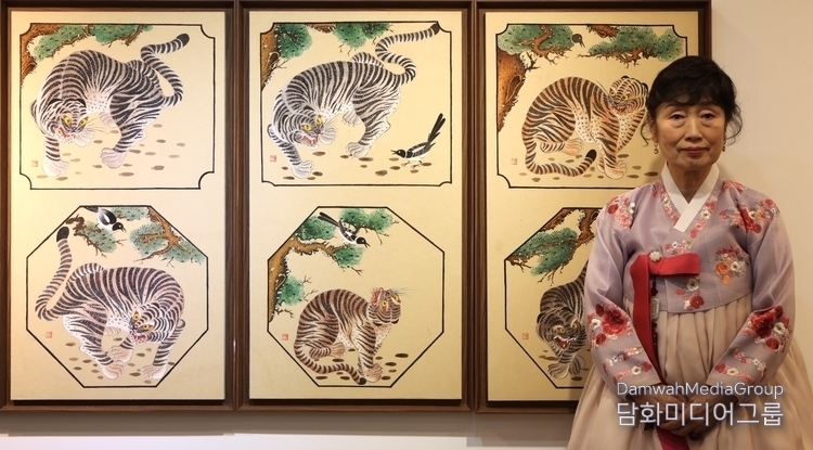 Seoul City-designated folk painting artisan Arok Jeong Kui-ja / Courtesy of Damwha Media Group