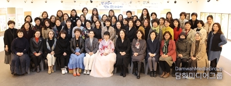 Arok Jeong Kui-ja, the Seoul City-designated folk painting artisan, takes a commemorative photo with folk painting artists. / Courtesy of Damwha Media Group
