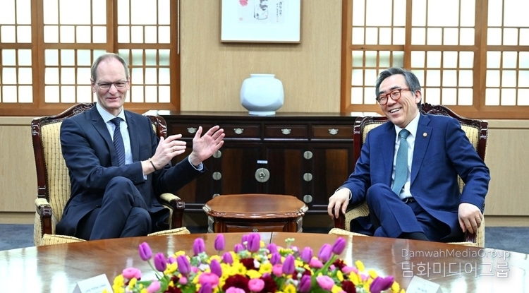 Minister of Foreign Affairs Cho Tae-yul (right) talks with Dr. Thomas Bagger, State Secretary of Germany’s Federal Foreign Office, on March 11./ Courtesy of the Foreign Ministry