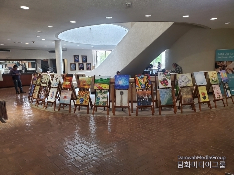 An exhibition of 75 Korean artists is being held in the lobby of Carson City Hall. / Courtesy of Damwha Media Group