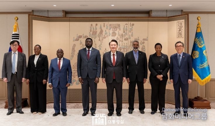 President Yoon Suk-yeol (4th from the right) poses for the camera with a group of ministers and vice ministers from five African countries at the Presidential Office on March 19. / Courtesy of the Presidential Office