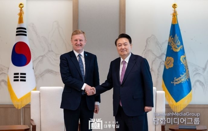 President Yoon Suk-yeol (right) shakes hands with British Deputy Prime Minister Oliver Dowden, who is in Korea for the 3rd Democracy Summit, on March 20. / Courtesy of the Presidential Office