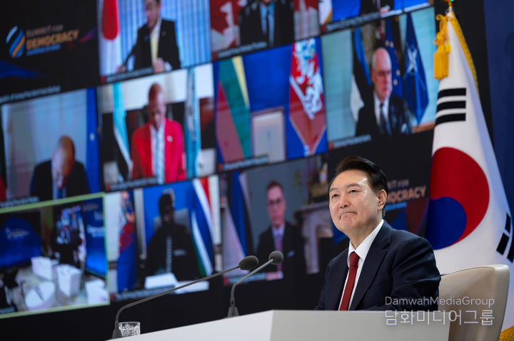 President Yoon Suk-yeol attends the second session of the 3rd Democracy Summit via video at the Cheong Wa Dae on March 20. / Courtesy of the presidential office