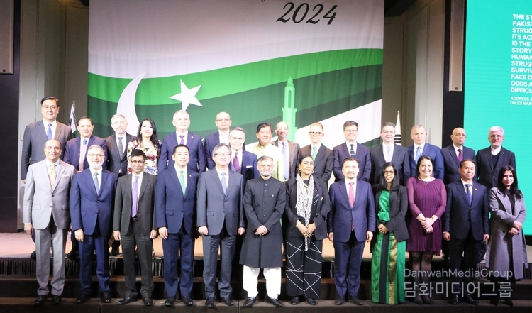Amb. Nabeel Munir of Pakistan to Korea (6th from the left, front row) take a group photo with foreign ambassadors at the gala event to celebrate the Pakistan’s National Day held at Hotel Shilla in Seoul on March 21.