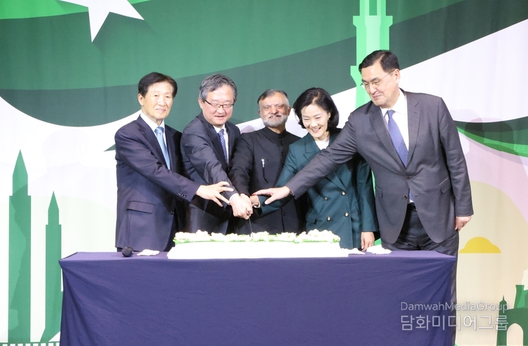 Amb. Nabeel Munir of Pakistan to Korea (center) cuts a cake to celebrate the Pakistan’s National Day, along with special guests.