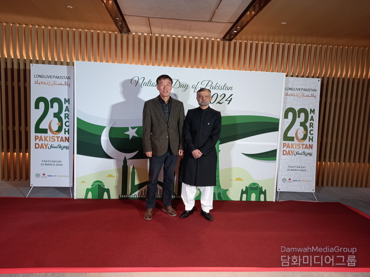 Amb. Nabeel Munir of Pakistan to Korea (right) and Chairman Lee Jon-young of Diplomacy Journal take a commemorative photo.