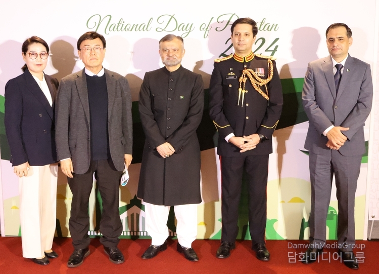 Amb. Nabeel Munir of Pakistan to Korea (center) poses for the camera with Managing Editor Lee Kap-soo of Diplomacy Journal (second from the left), Prof. Lee Mi-hyoung of Myongji University (far left) and staff members of the Embassy of Pakistan.