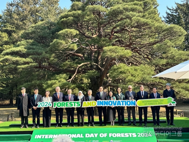 Amb. Nurgali Arystanov of Kazakhstan (5th from the left) and Minister of Korea Forest Service Nam Sung-hyun (7th from the left), along with other guests, attend the event “Forest and Innovation - New Solutions for a Better World” to mark the International Day of Forests on March 21.