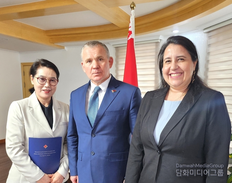 Ambassador Extraordinary and Plenipotentiary of Belarus Chernetsky (center) poses with Isabel Di Carlo Quero, Charge d’Affaires a. i. of Venezuela (right) and Cultural Editor Lee Mi-hyoung of Diplomacy Journal, also professor of Myongji University.
