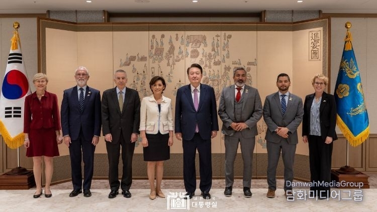 President Yoon Suk-yeol (5th from the left) poses with a six-member delegation of the U.S. Congressional Study Group on Korea (CSGK) on March 25./ Courtesy of the presidential office