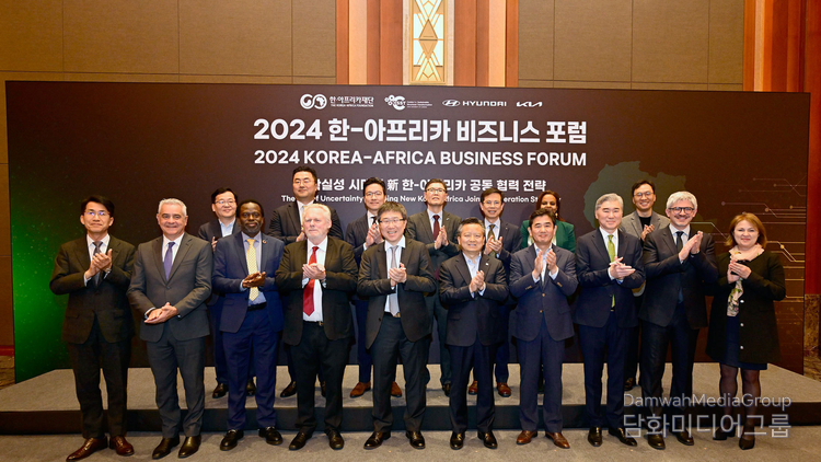 Hyundai Motor Group co–hosted the 2024 Korea–Africa Business Forum on March 25 in Seoul. Participants in the forum take a group photo. / Courtesy of Hyundai Motor