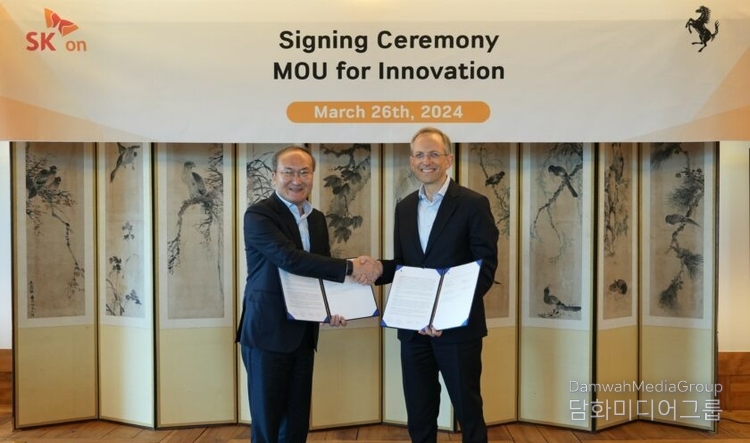 SK On CEO Lee Seok-hee (left) and Ferrari CEO Benedetto Vigna pose for a photo after signing a memorandum of understanding at SK Seorin Building in Seoul on March 26.