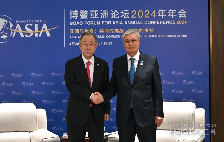 Ban Ki-moon (left), Chairman of the Boao Forum for Asia (BFA), eighth Secretary-General of the United Nations, and President of the Assembly of the Global Green Growth Institute (GGGI), shakes hands with President Kassym-Jomart Tokayev of Kazakhstan on March 28 in Boao, China.