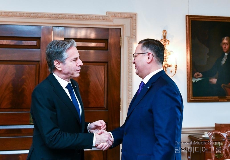 Deputy Prime Minister Murat Nurtleu of Kazakhstan (right) shakes hands with U.S. Secretary of State Antony J. Blinken in Washington, D.C., on March 26.