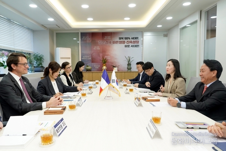 French Ambassador to Korea Philippe Bertoux (far left) and Seodaemun-gu Mayor Lee Sung-heon (far right), along with relevant officials, hold a meeting to discuss exchange and cooperation between the two organizations. / Courtesy of Seodaemun-gu